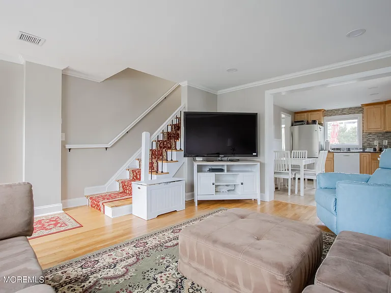 32 Howland Ave — Photo 3