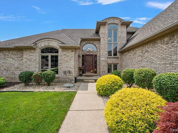 2nd image of 3216 Lake Forest Dr