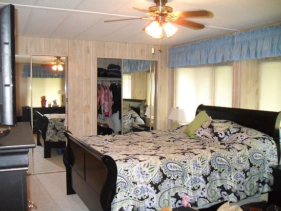Master Bed w/Huge walk in cl