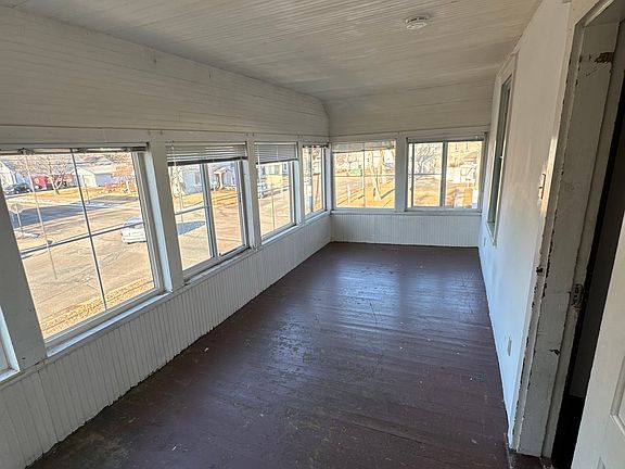 4th image of 226 11th Ave N #1