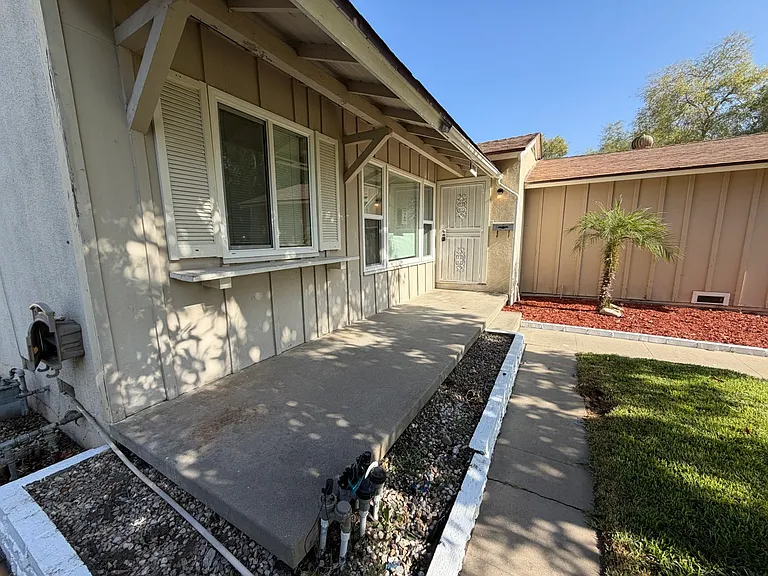 3552 N Alameda Ave — Photo 4