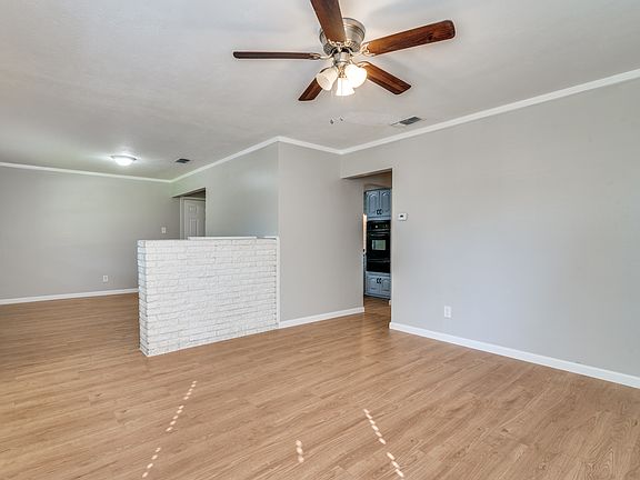 3rd image of 404 Valentine Ln