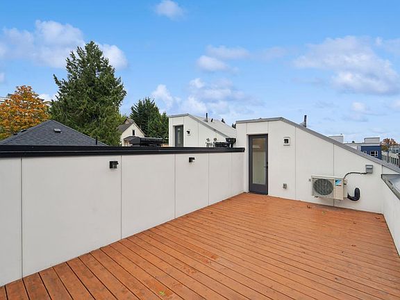 Spacious Rooftop Deck