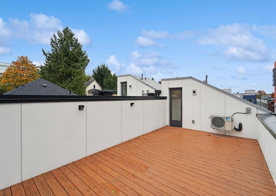 Spacious Rooftop Deck