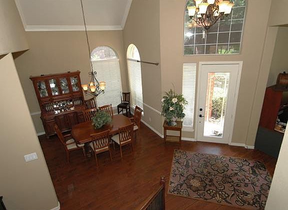 4th image of 921 Rosemary Dr