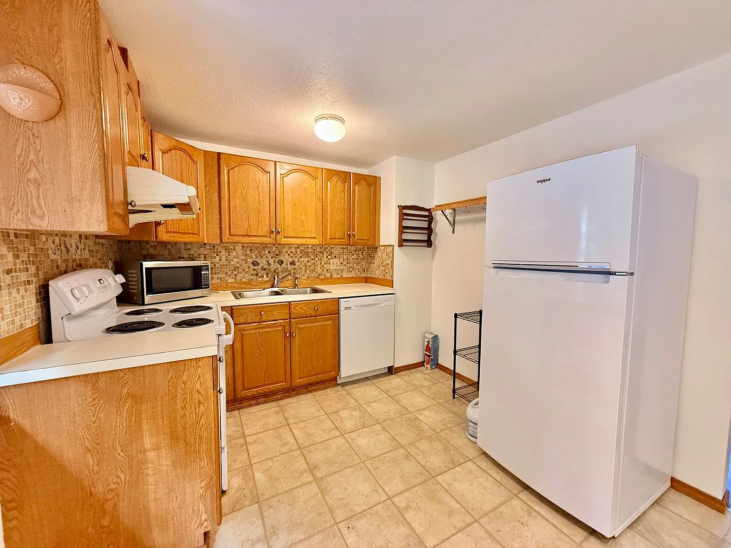 Charming Mid-Century Rambler: Original Hardwoods & Fenced Yard Close to Light Rail! — Photo 4