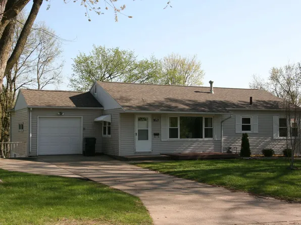 927 W 16th St, Cedar Falls, IA 50613