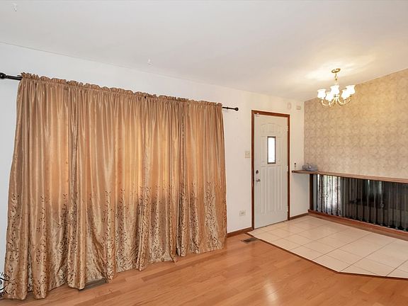 3rd image of 833 Notre Dame Dr