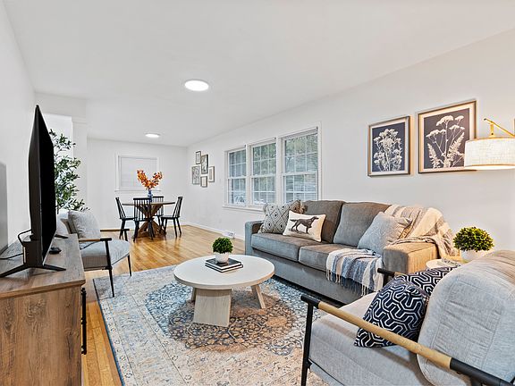 4th image of 3044 Dartmouth Dr