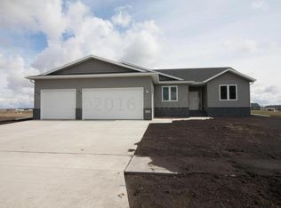 1122 Brooks Dr W, West Fargo, ND 58078