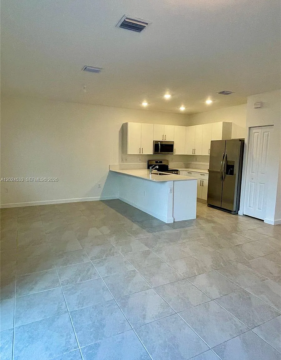 3 bed, 3.5 bath, 1694 sqft, $2,700 — Photo 3