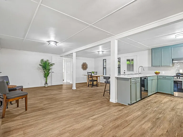 605 Bishop St — Photo 12