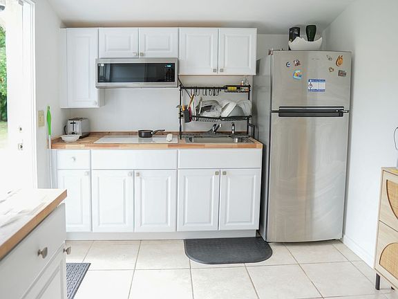 2nd image of 821 SW 13th Ct Unit B
