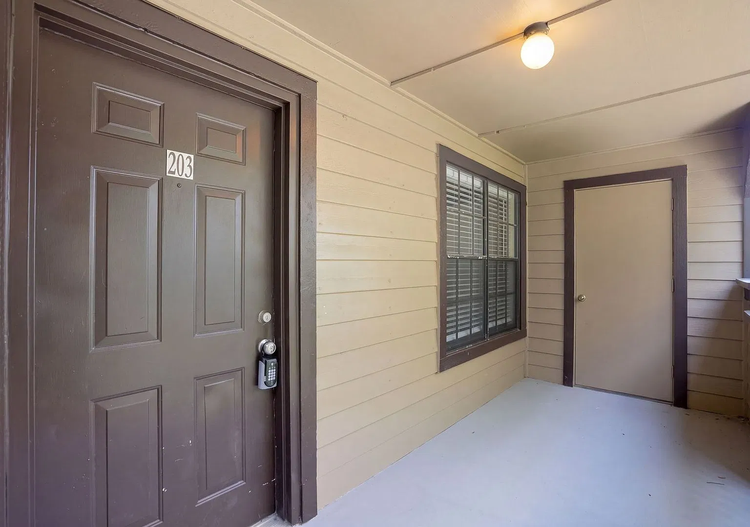 385 Woodside Dr — Photo 2
