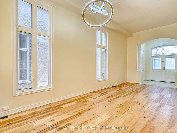 5th image of 171 Maurier Blvd