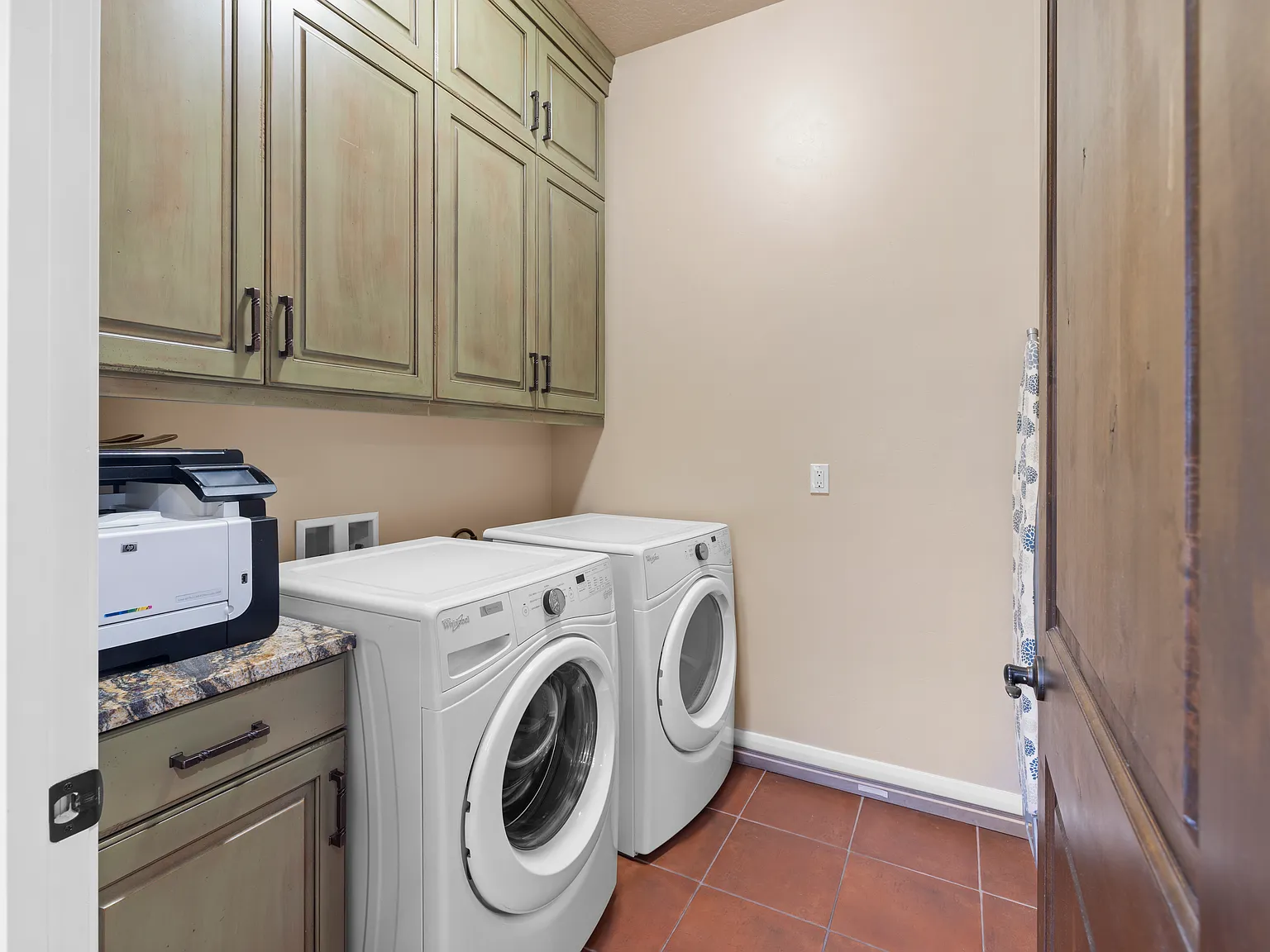 5 bed, 2858 sqft, $4,450 — Photo 2