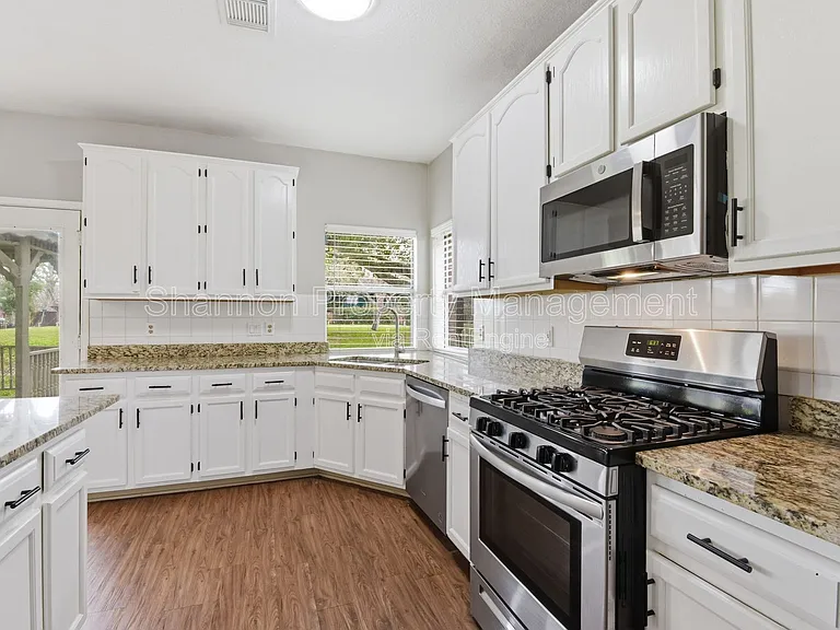 3327 Shady Glen Ln — Photo 11