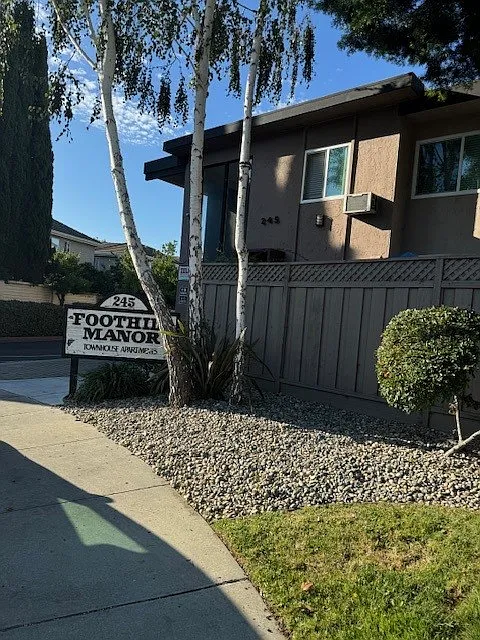 Foothill Manor — Photo 1
