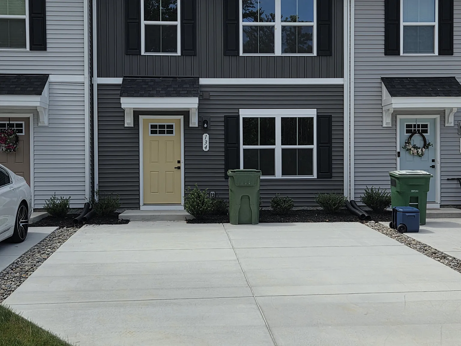 3 bed, 2.5 bath, 1220 sqft, $2,100 — Photo 1