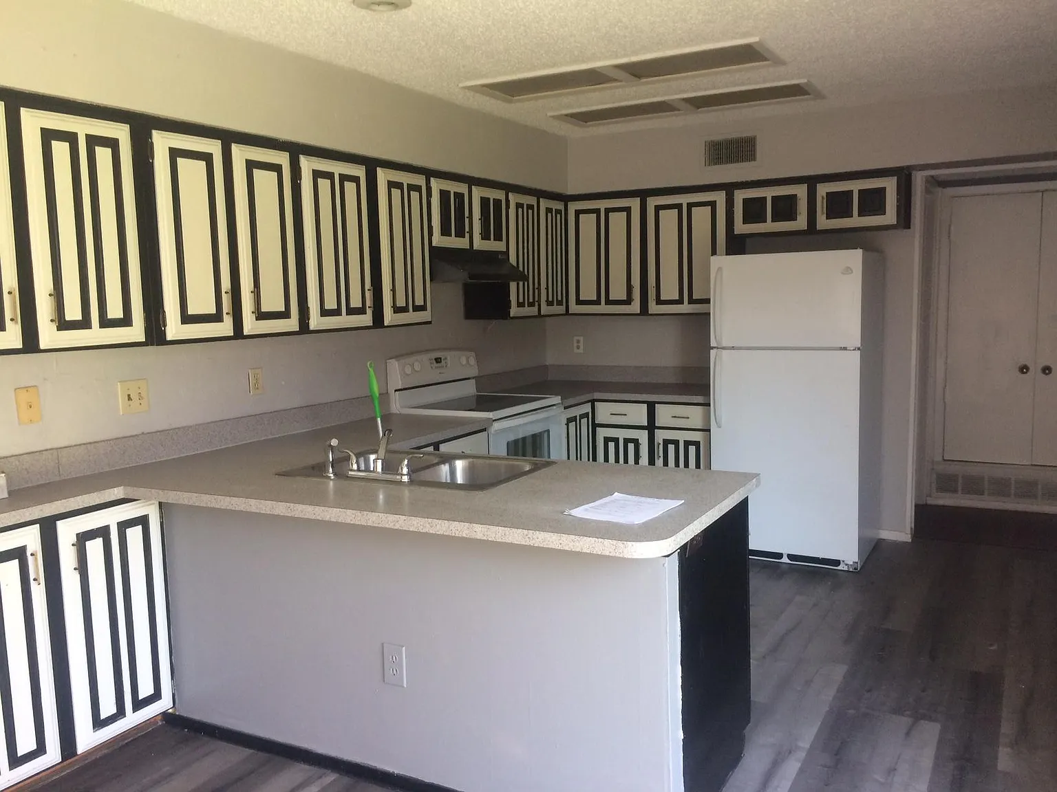 3 bed, 2.5 bath, 1600 sqft, $2,190 — Photo 3