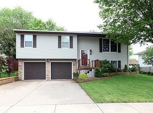 3329 Spinning Wheel Ct, Muscatine, IA 52761