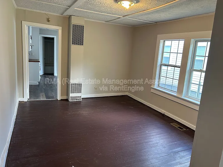 1048 W College St — Photo 4