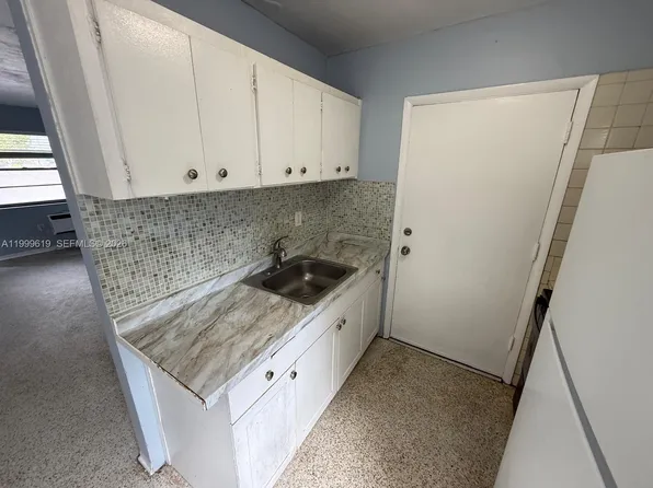 990 SW 4th St #4, Miami, FL 33130