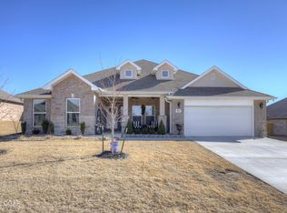 901 Black Thorn Dr, Carl Junction, MO 64834