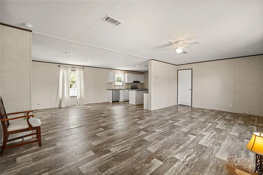 5 bed, 3.0 bath, 2052 sqft, $2,400 — Photo 3