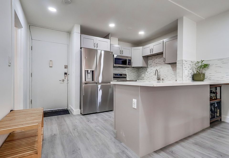 1st image of 425 S Kenmore Ave APT 306