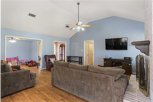 542 Driftwood Cir — Photo 3