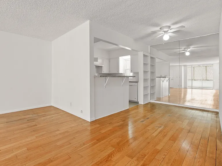 1237 Berkeley St - steps to Wilshire Blvd in Santa Monica — Photo 7