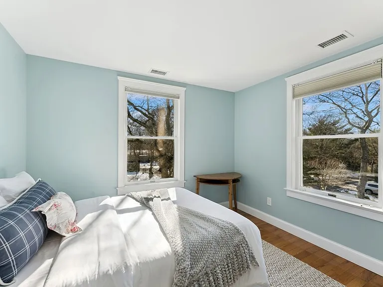 21 Harbor View Ave — Photo 13