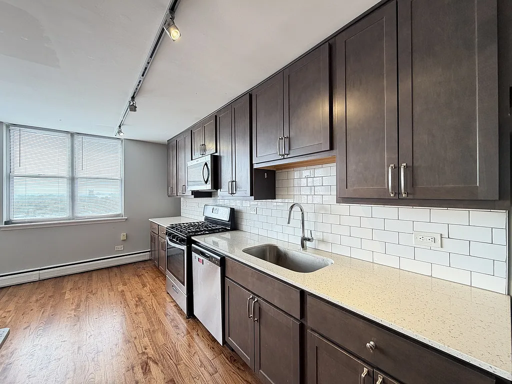 Attractive 2 Bed, 1 Bath at Sheridan + Broadway (Rogers Park) — Photo 4
