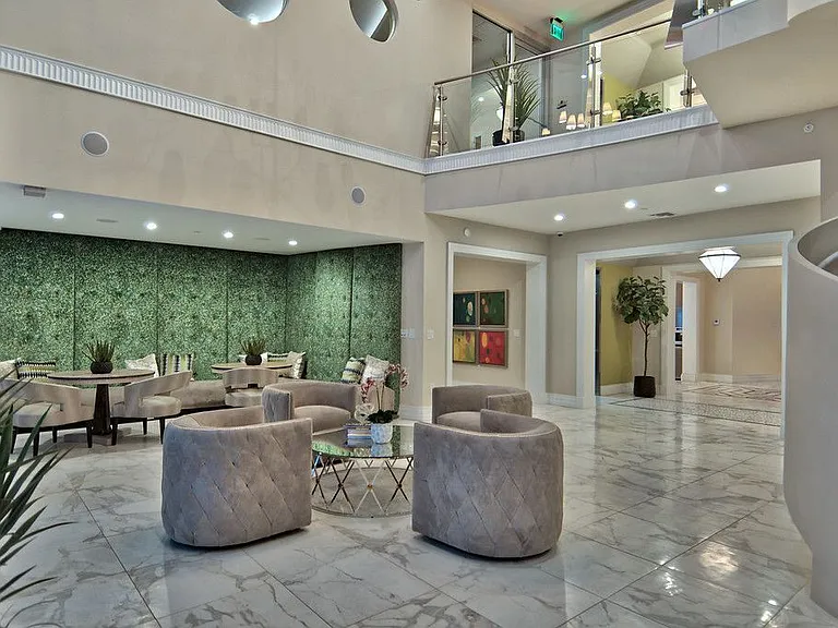 Eberson - Lavish living room for entertaining guests