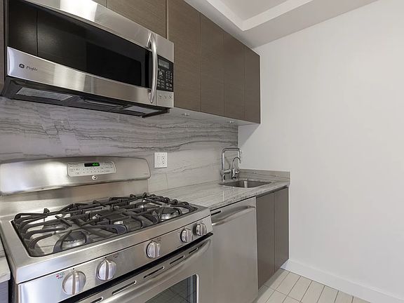 4th image of 235 W 48th St APT 10N