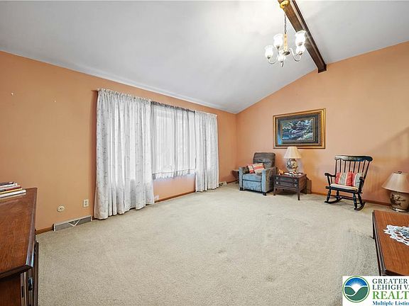 4th image of 403 Circle Dr