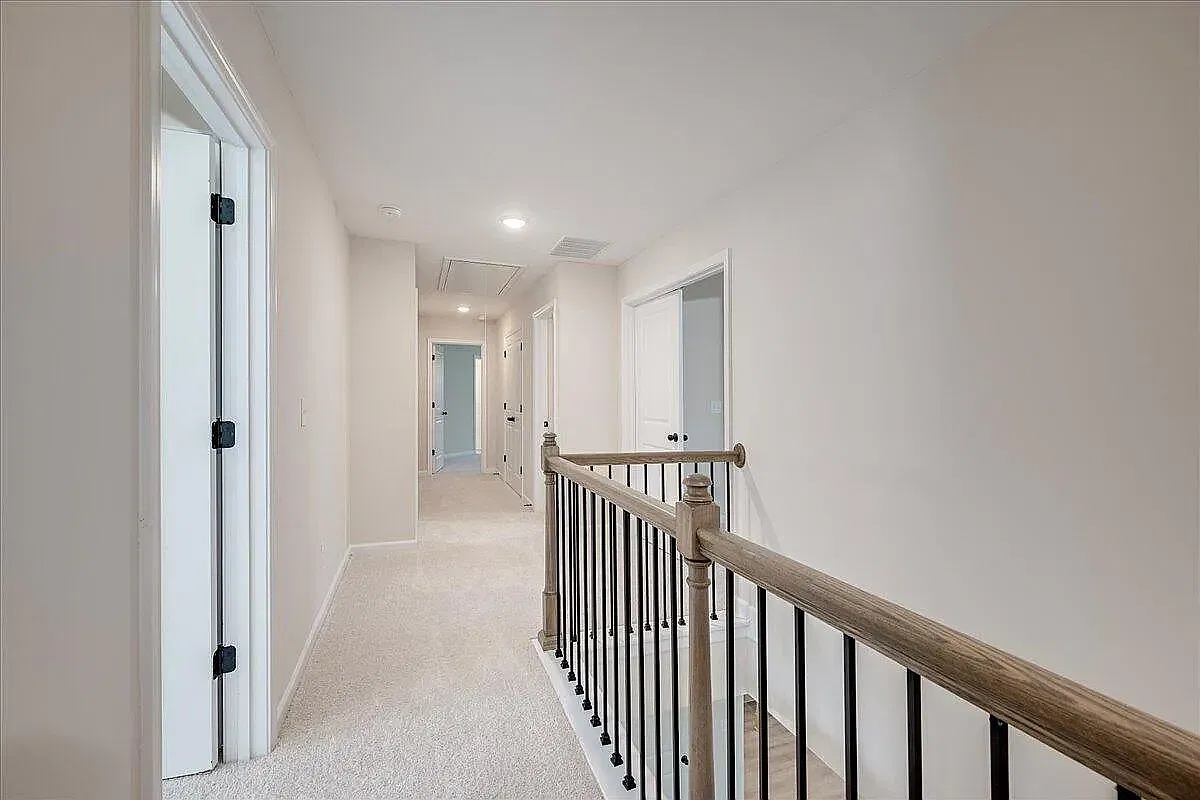 5 bed, 3696 sqft, $3,100 — Photo 4