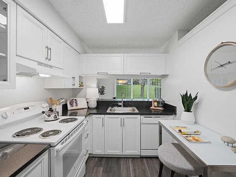 Citation Club Apartments — Photo 9