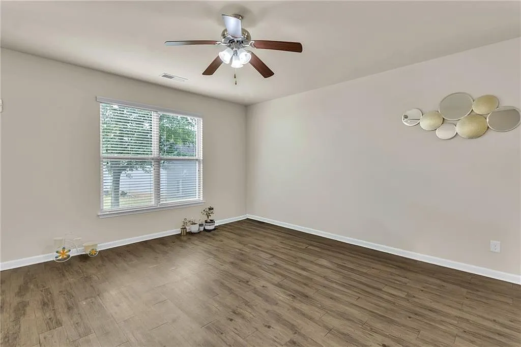 4 bed, 2.5 bath, 2071 sqft, $2,400 — Photo 4