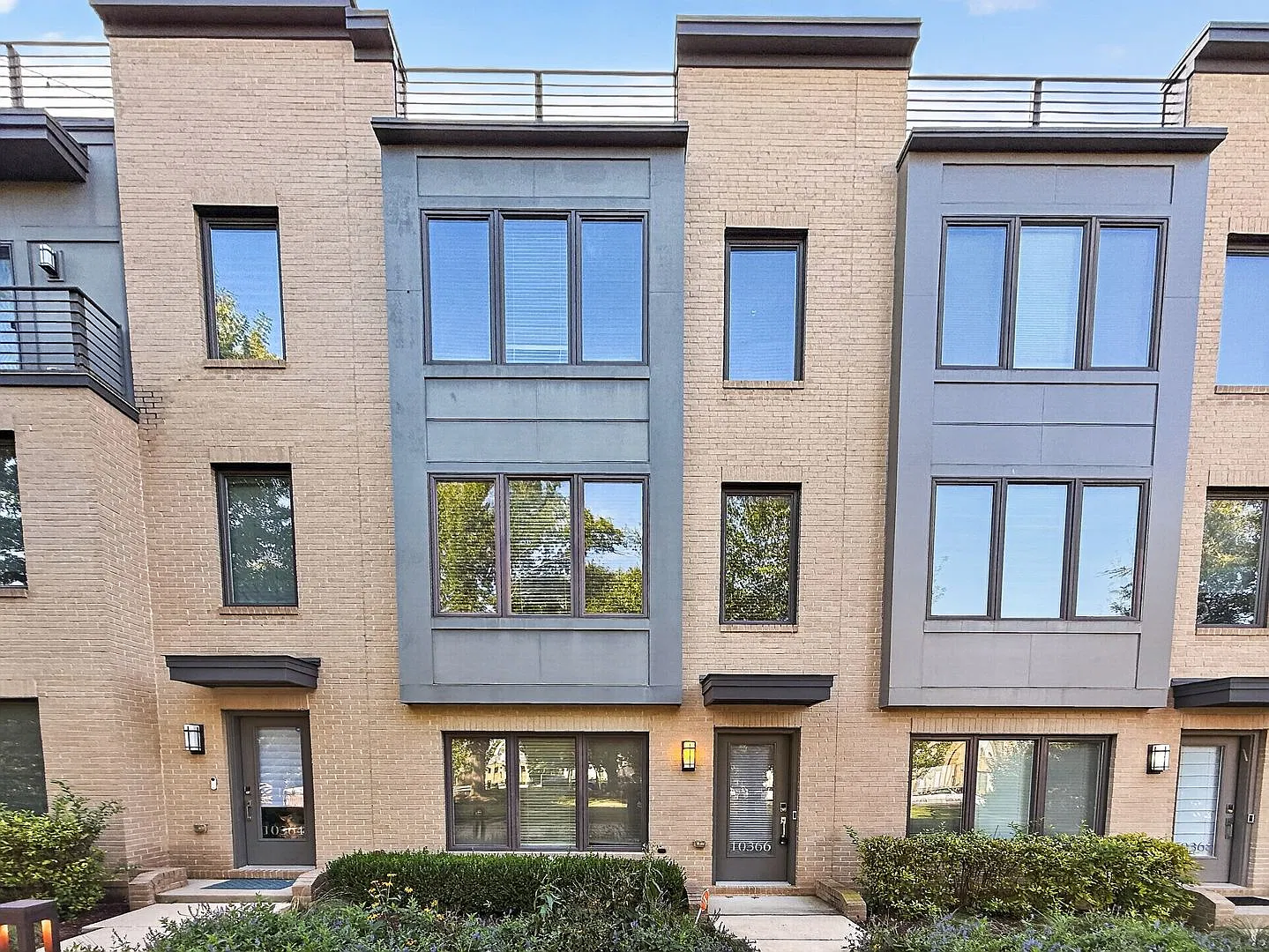 Fabulous 4-Level TH! 4Bed/3.5Bath with two car garage! — Photo 1