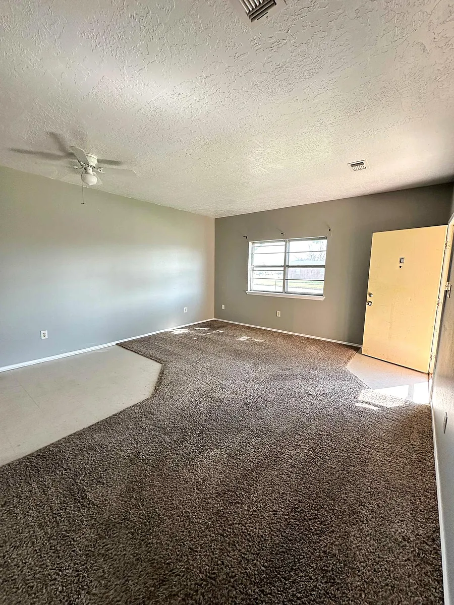 Building Photo - 2602 SW D Ave #C