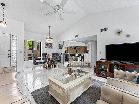 2nd image of 10 Via De Casas Sur #104