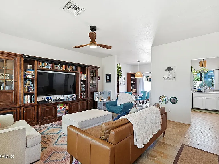 1970 N Hartford St #106 — Photo 7