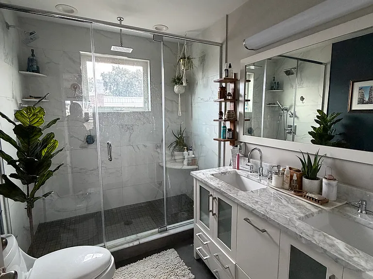 Master bathroom (en suite); dual sinks, walk-in shower with two shower heads (regular + waterfall)