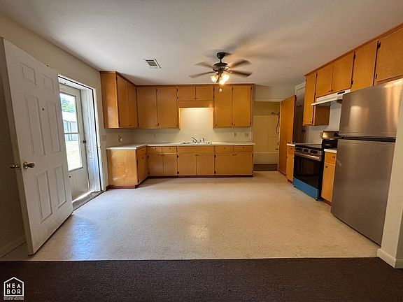 4th image of 204 SE 4th St E