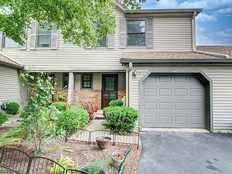 402 Marten Rd — Photo 1