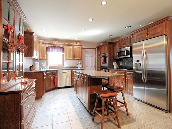 5th image of 676 Robert Dr