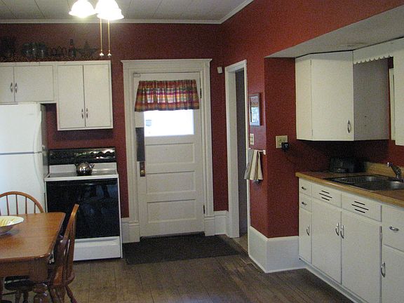 Kitchen w/wood floors