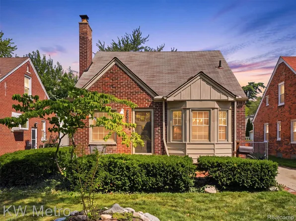 2048 Anita Ave, Grosse Pointe Woods, MI 48236